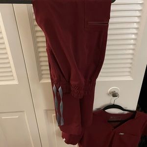 Figs scrub set - burgundy